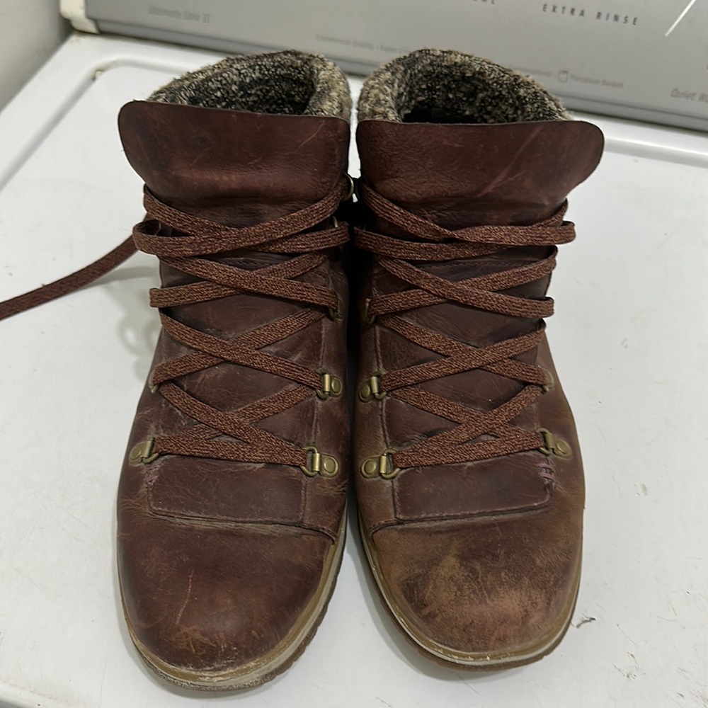 Merrell leather boot size 9, great used condition